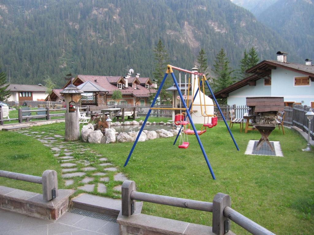 Plac zabaw dla dzieci w obiekcie Garnì Villa Cecilia