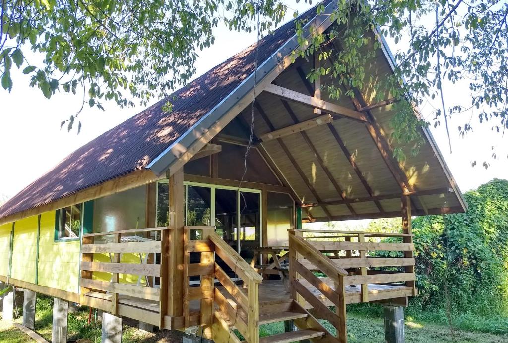 une cabane dans les arbres avec un toit de chaume dans l'établissement Pension Les Trois Cascades, à Uturoa