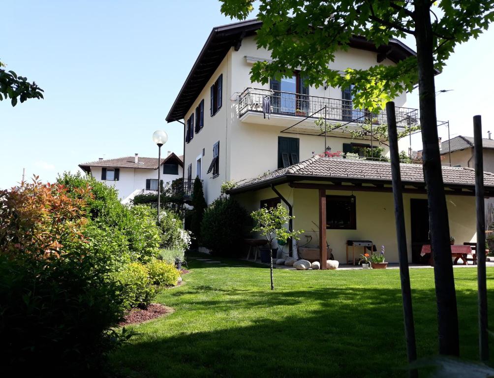 TassulloにあるCasa vacanze Piè di Castelloの緑の庭のある大きな白い家