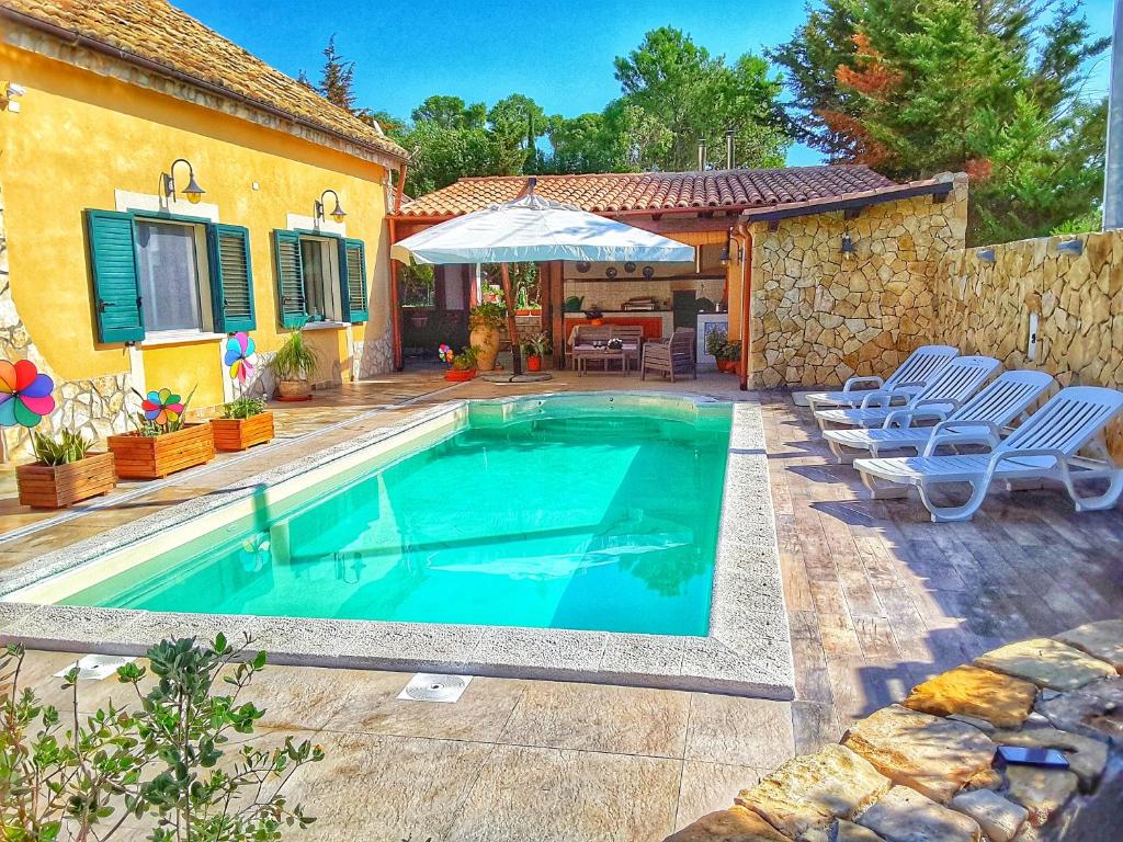 Piscina a Partanna holiday house o a prop