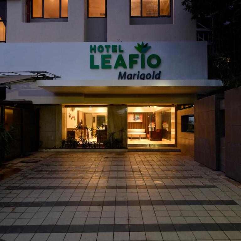 ein Gebäude mit einem Schild, auf dem „Hotel Leedia María“ steht in der Unterkunft Hotel Leafio Marigold-Near Airport in Mumbai