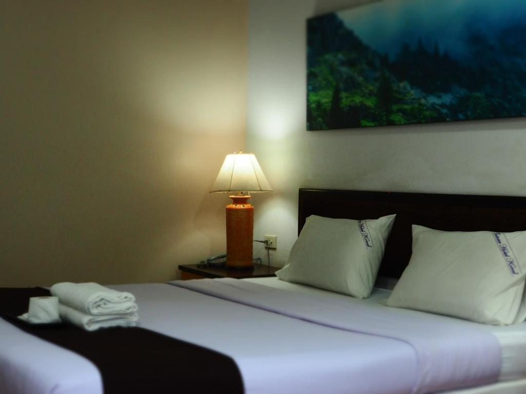 Postel nebo postele na pokoji v ubytování Thai Inter Korat Hotel
