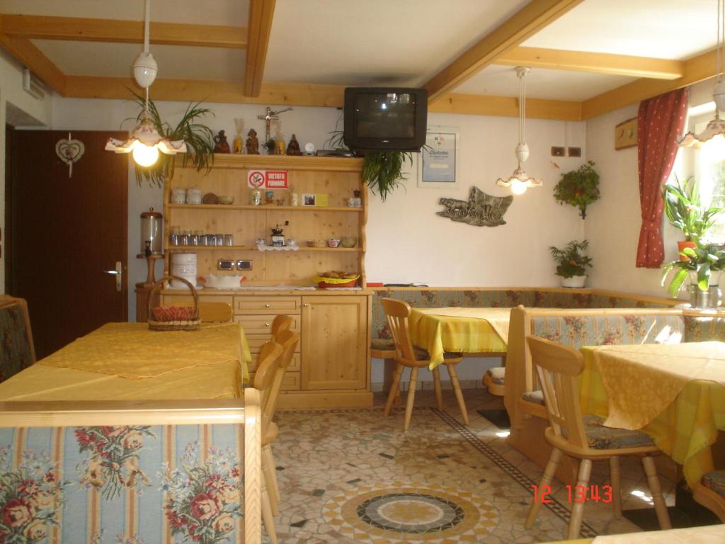 Restauracja lub miejsce do jedzenia w obiekcie Garnì Villa Cecilia