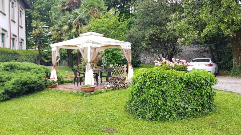 a gazebo with a table and chairs in a yard at Villa del Cigno in Lecco