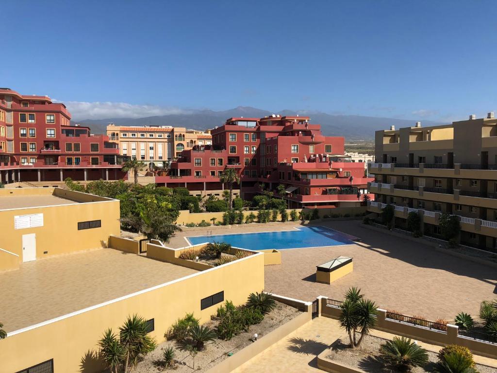 uma vista panorâmica de um edifício com piscina em La perla em El Médano