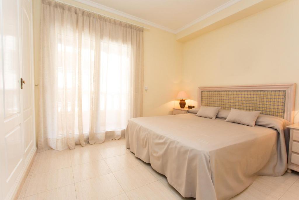 A bed or beds in a room at Dénia FRONT BEACH Apartment