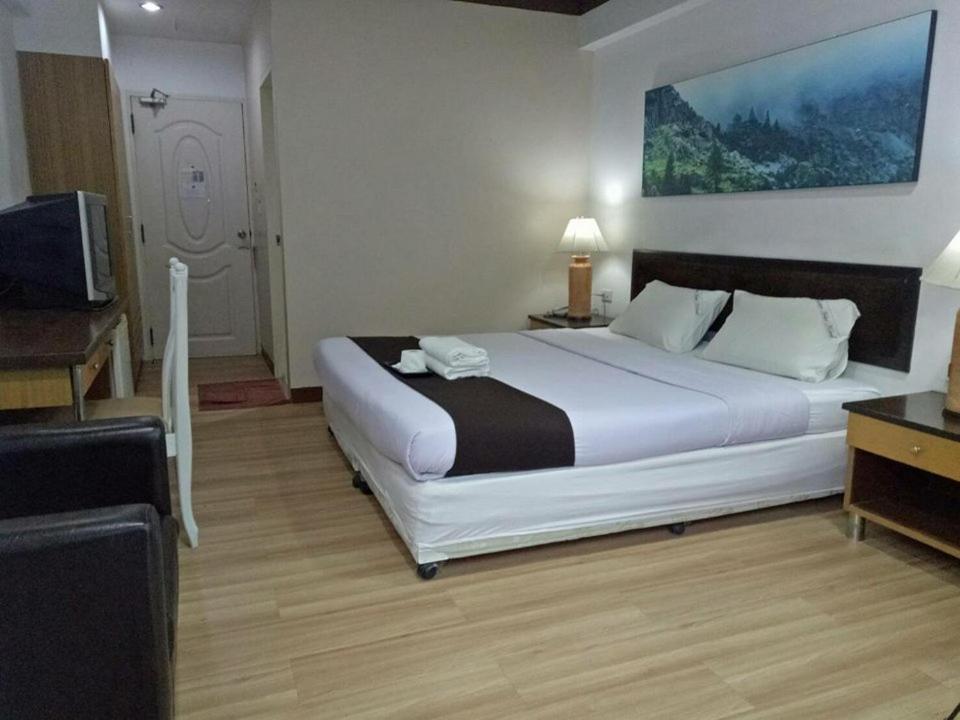 Postel nebo postele na pokoji v ubytování Thai Inter Korat Hotel