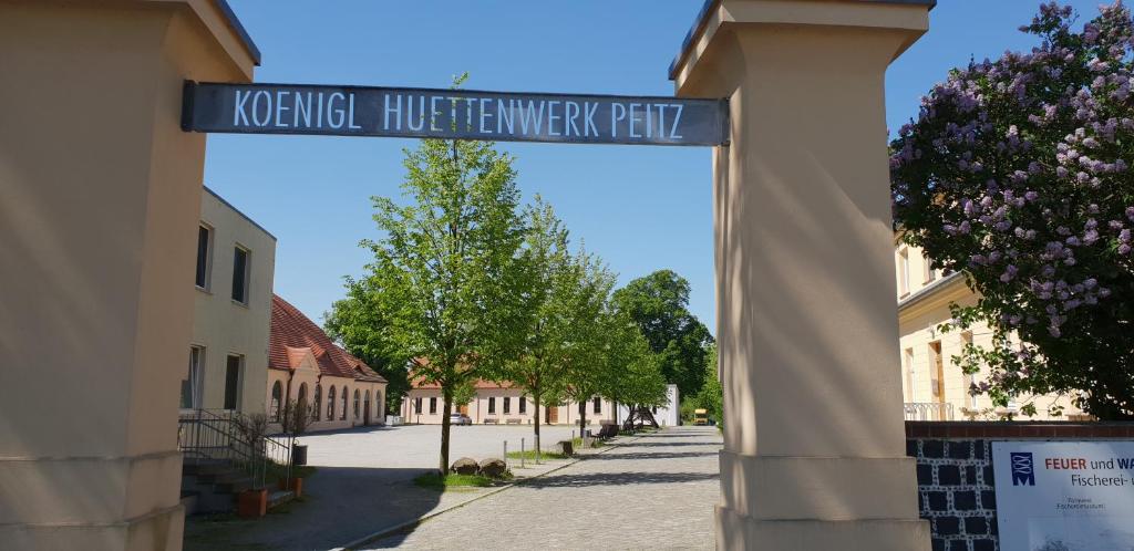 un letrero azul en una columna en una calle en Ostsee Radlerpension Peitz, en Peitz