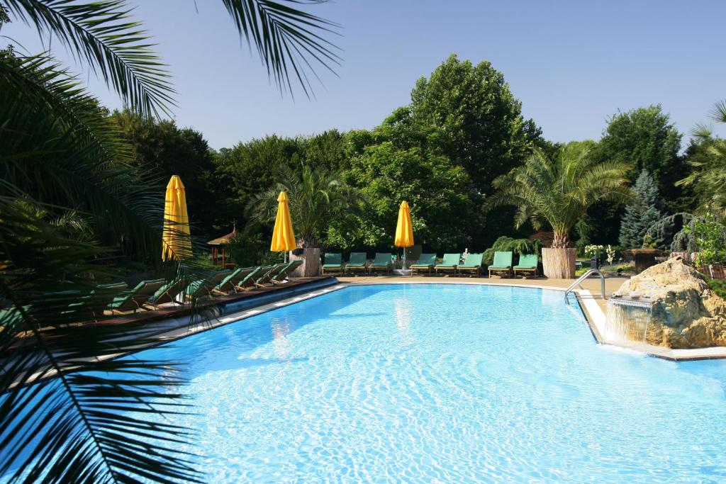 Bazén v ubytování Hotel im Park nebo v jeho okolí