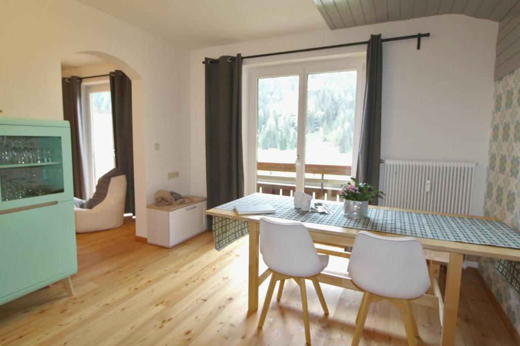 uma cozinha com mesa e cadeiras num quarto em RoZa´s Nest by Isa Badkleinkirchheim em Bad Kleinkirchheim
