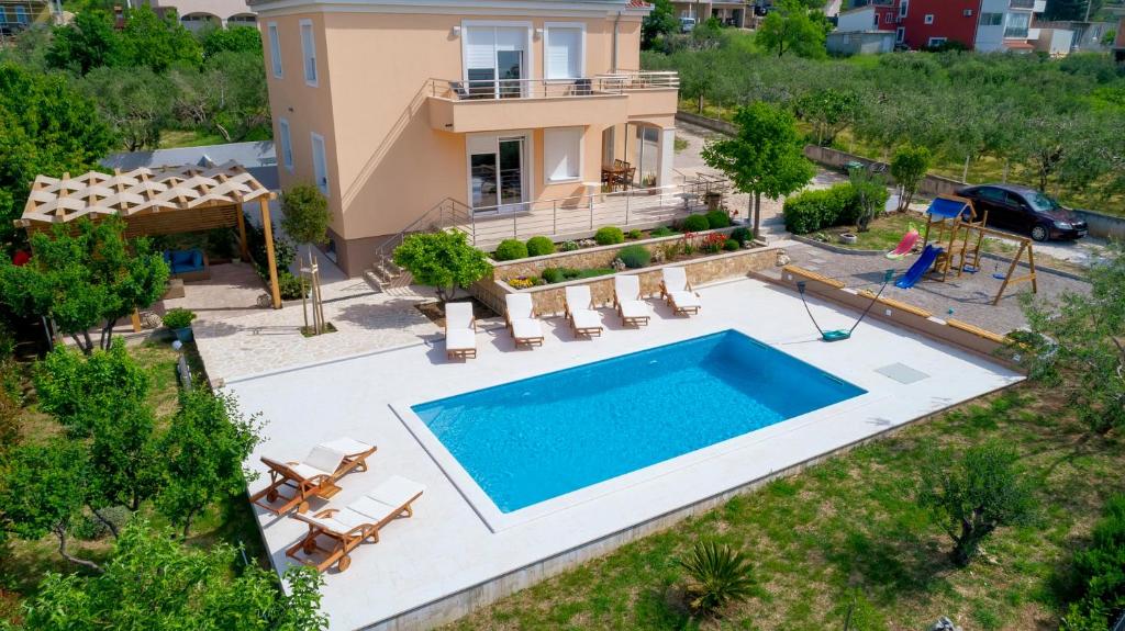 einen Luftblick auf eine Villa mit einem Pool in der Unterkunft Luxury Villa Castrum in Kaštela