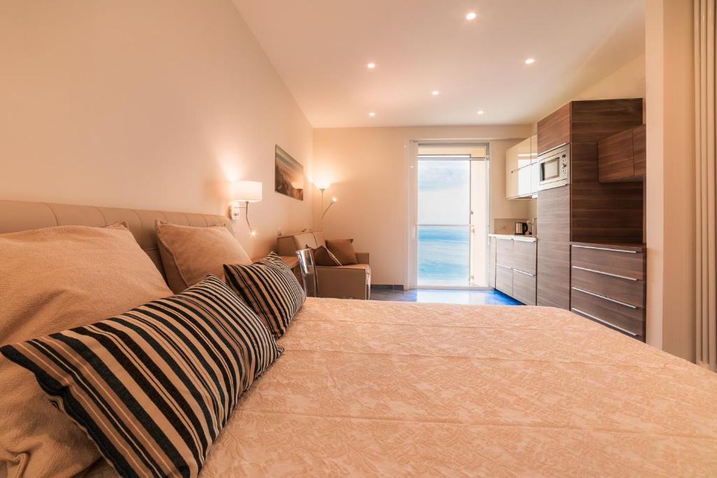 una camera da letto con un letto con un cuscino sopra di Le Esperidi a Ravello