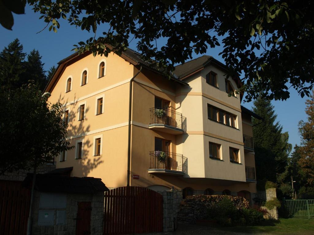 un gran edificio blanco con 2 balcones. en Pension Král en Jablonec nad Nisou