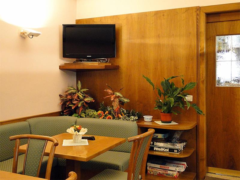 TV a/nebo společenská místnost v ubytování Albergo Dolomiti