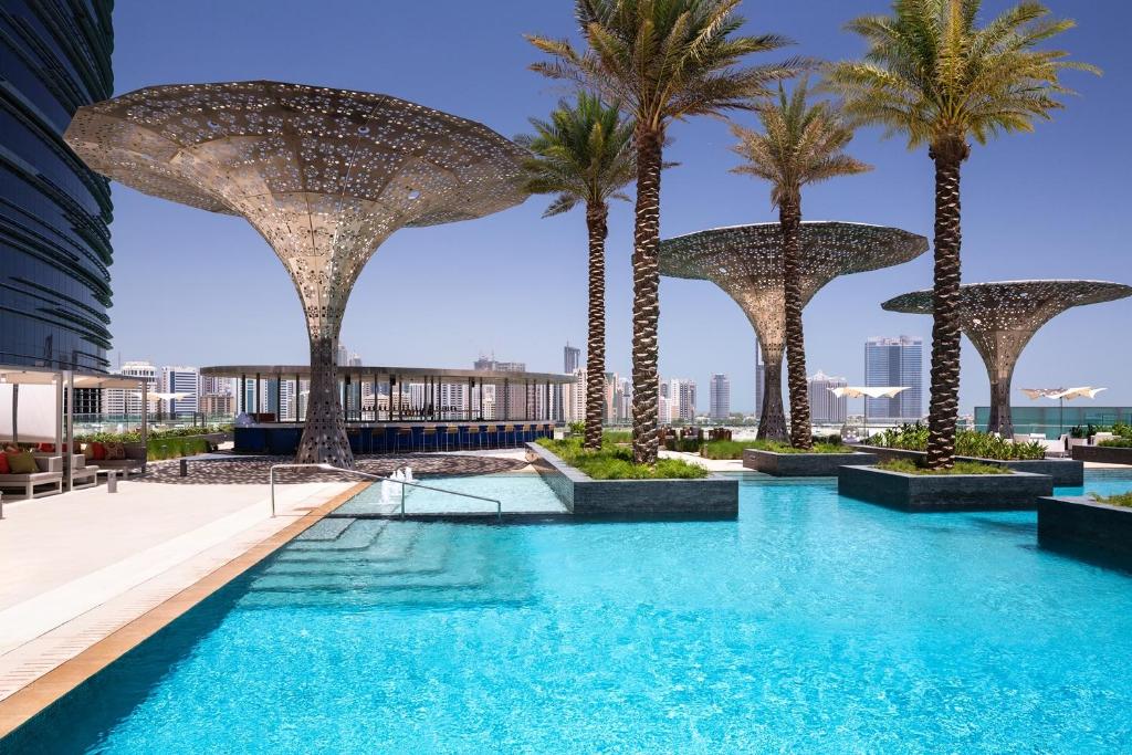 בריכת השחייה שנמצאת ב-Rosewood Abu Dhabi או באזור