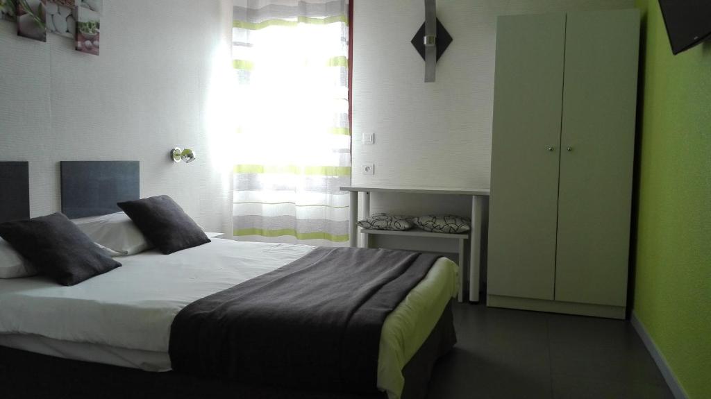 Postel nebo postele na pokoji v ubytování Beddy-bye Hôtel