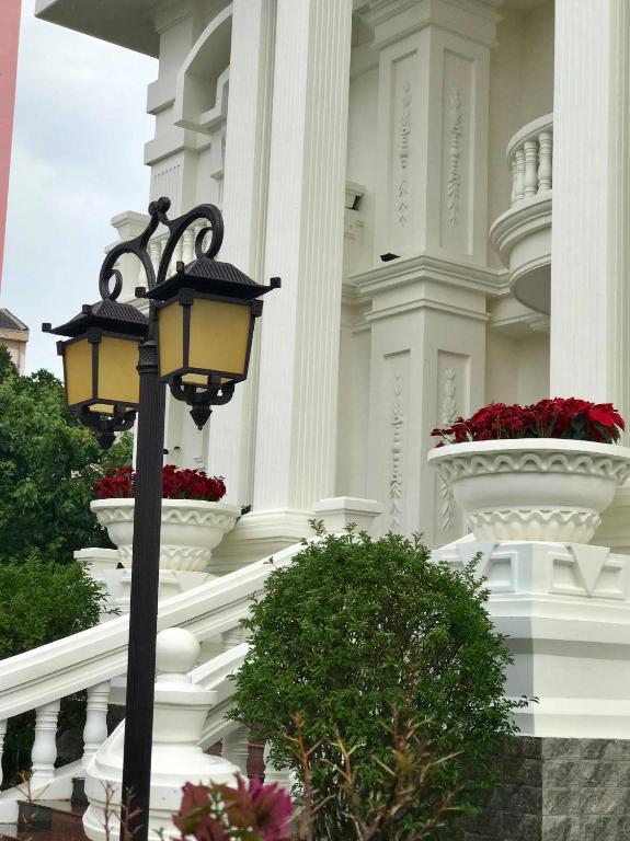 a street light in front of a white building at Villa Hotel Thao Nguyen in Da Lat