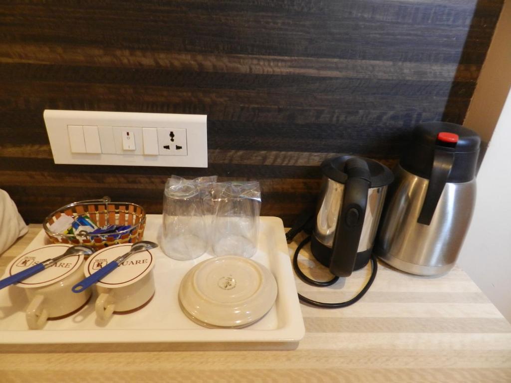 Příslušenství pro přípravu čaje a kávy v ubytování Hotel K Square