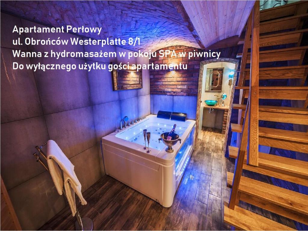 łazienka z dużą wanną w pokoju w obiekcie Sopot Spa Apartament w mieście Sopot