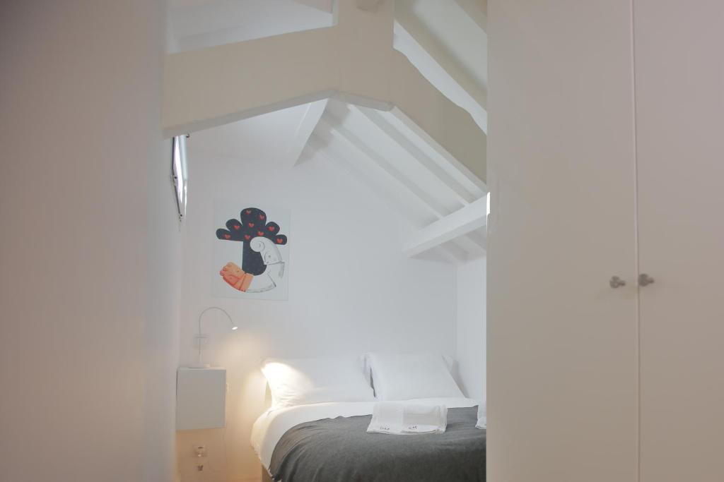 una camera bianca con un letto di Moon House-Santa Catarina a Porto