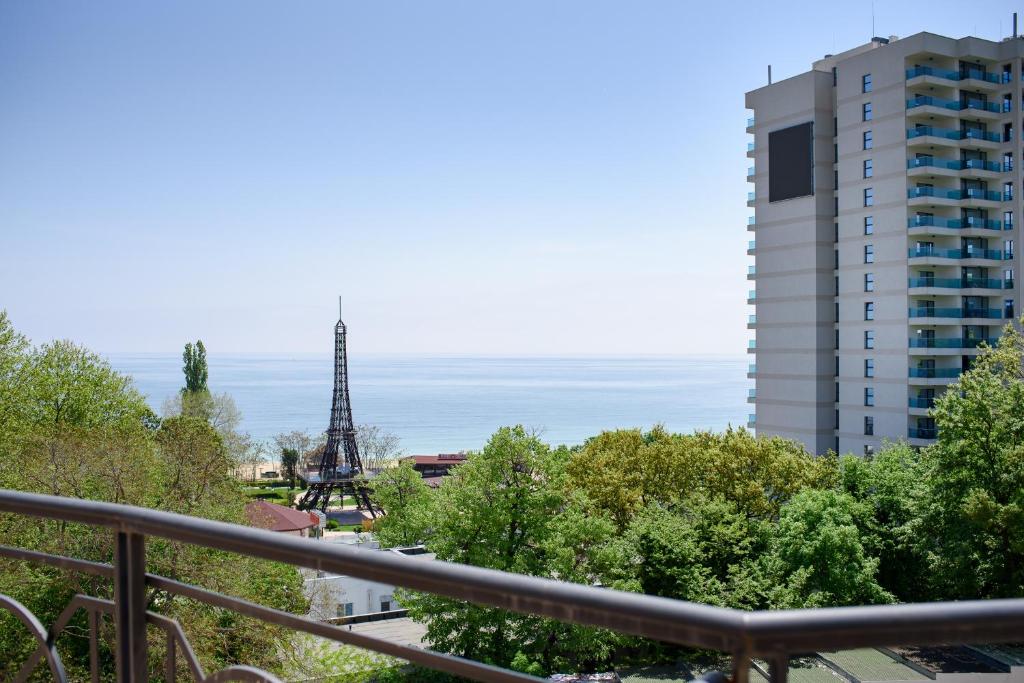 uma vista para a torre Eiffel a partir de uma varanda em Sea View Rental Iglika Apartments em Golden Sands