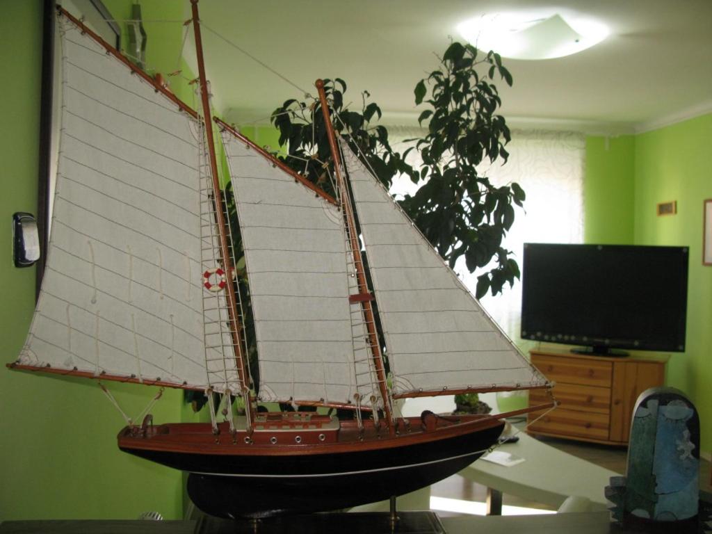 a model boat on display in a living room at Privát na Sihoti 1 in Trenčín