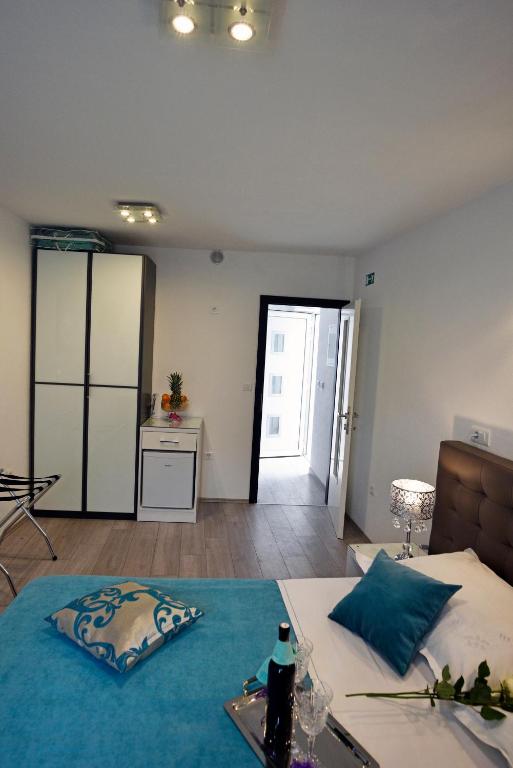 Posteľ alebo postele v izbe v ubytovaní Kuzma Rooms and Apartments