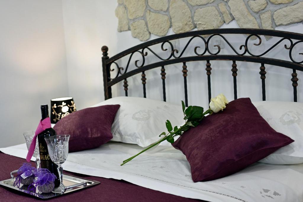 Posteľ alebo postele v izbe v ubytovaní Kuzma Rooms and Apartments