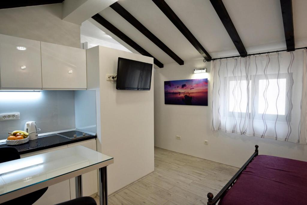 Televízia a/alebo spoločenská miestnosť v ubytovaní Kuzma Rooms and Apartments