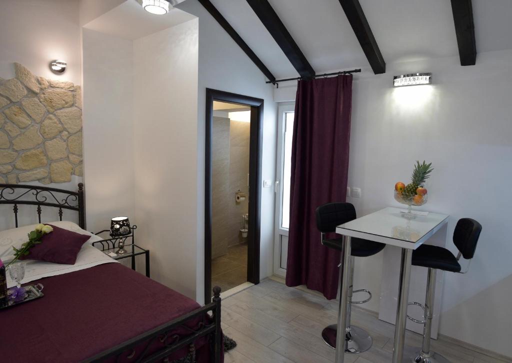 Posteľ alebo postele v izbe v ubytovaní Kuzma Rooms and Apartments