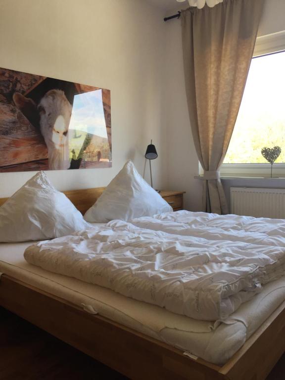 ブラウンラーゲにあるBergziegeのベッドルーム(白いシーツと枕付)