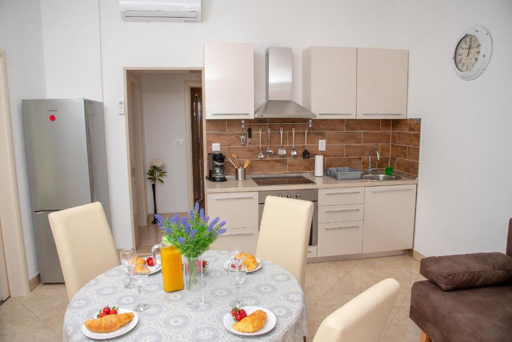 Kuchyň nebo kuchyňský kout v ubytování Apartment Ariana