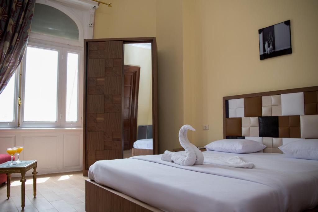 Postel nebo postele na pokoji v ubytování New Grand Royal Hotel Cairo