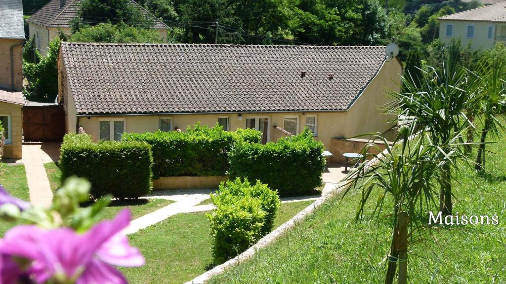 Jardin de l'établissement Petites maisons avec piscine