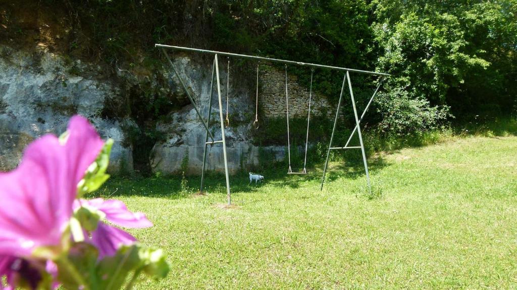 Jardin de l'établissement Petites maisons avec piscine
