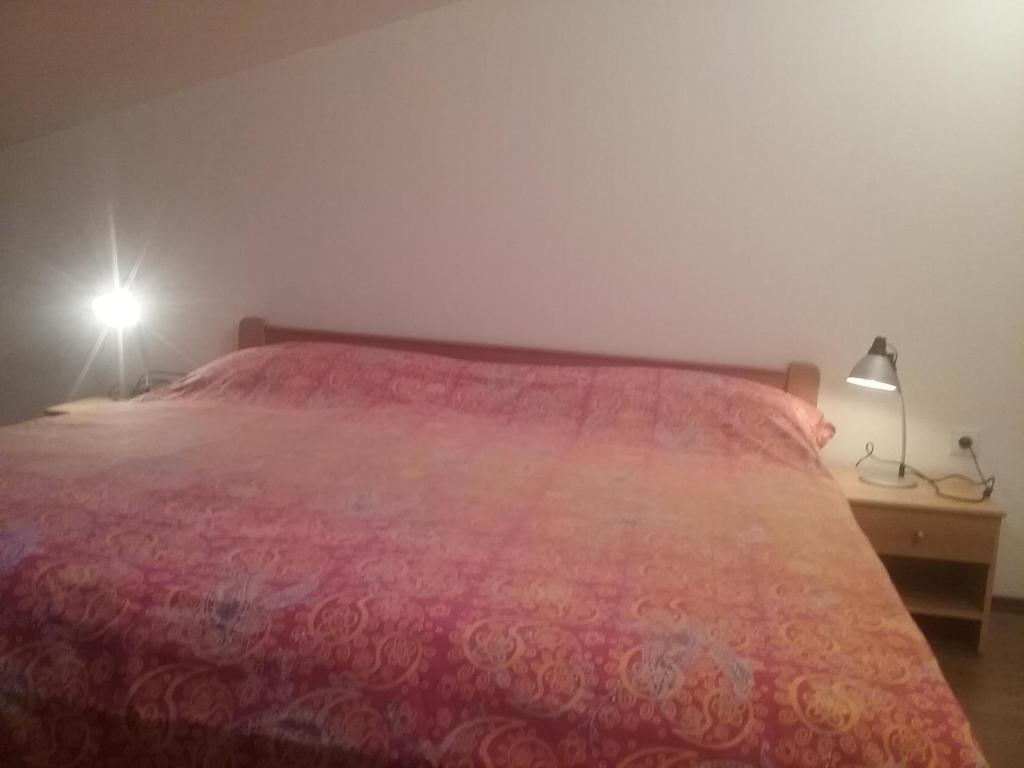 Łóżko lub łóżka w pokoju w obiekcie Apartman zarok