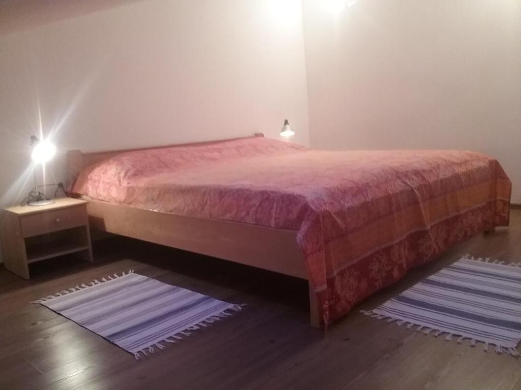 Łóżko lub łóżka w pokoju w obiekcie Apartman zarok