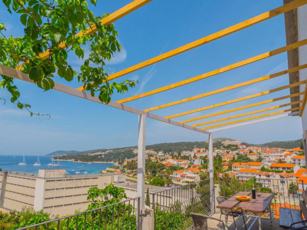 una vista sulla città dal balcone di una casa di Hostel Kapa a Hvar