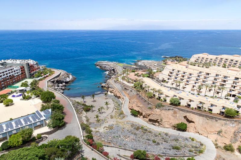 プラヤ・パライソにあるStudio Playa Paraiso Tenerife - ocean view and internet wifi optical fiber - for rentの海辺のリゾートの空中ビュー