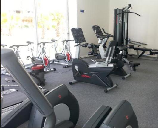 un gimnasio con varias bicicletas estáticas en una habitación en Algarrobo Laguna Vista, en Algarrobo