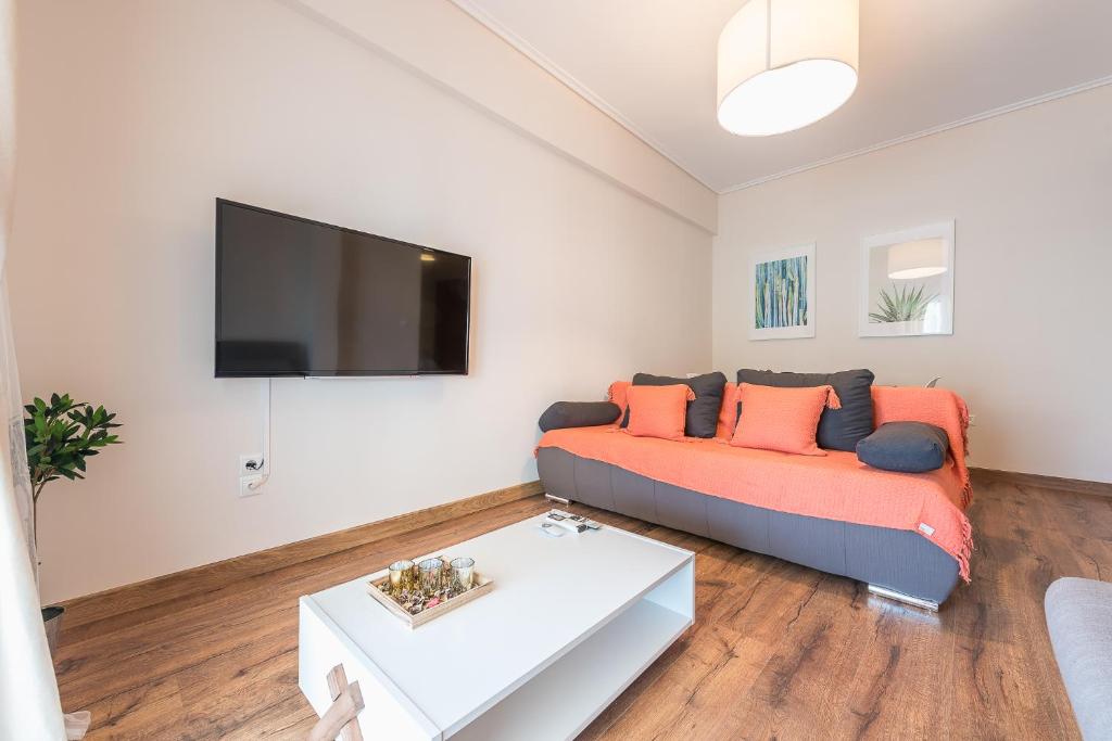 Televízia a/alebo spoločenská miestnosť v ubytovaní Stylish Athenian Flat