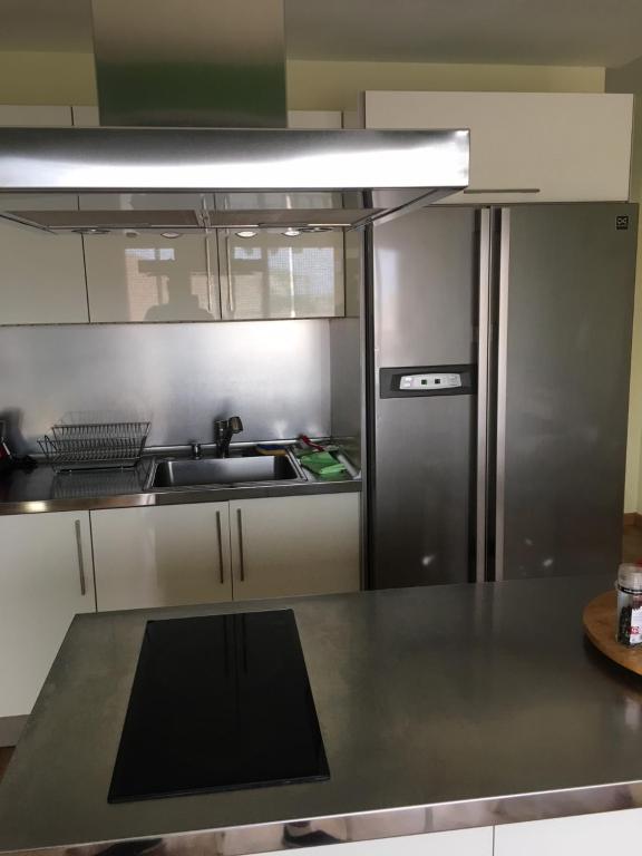 A kitchen or kitchenette at Modern penthouse near the sea