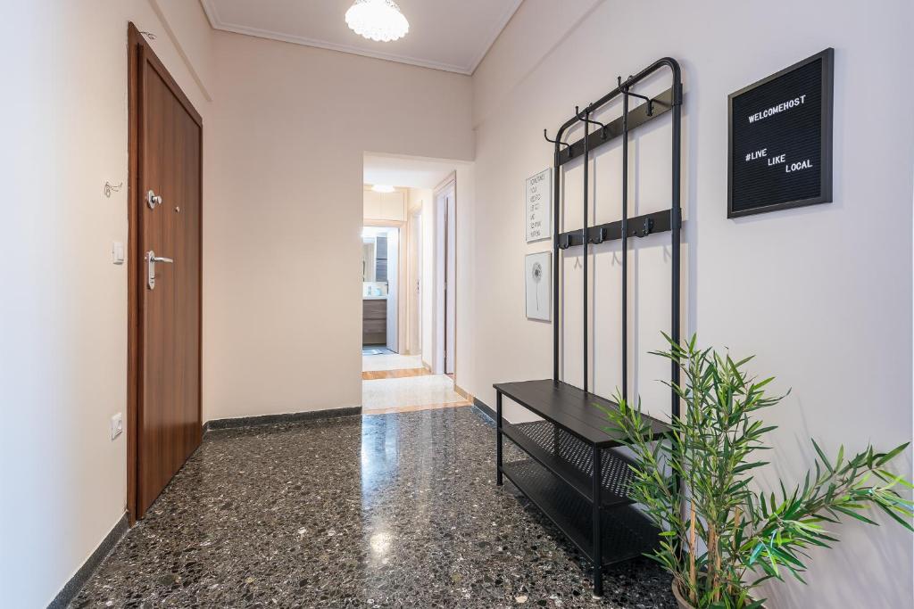 Televízia a/alebo spoločenská miestnosť v ubytovaní Stylish Athenian Flat