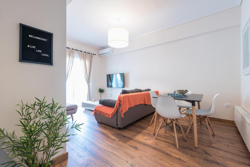 Televízia a/alebo spoločenská miestnosť v ubytovaní Stylish Athenian Flat