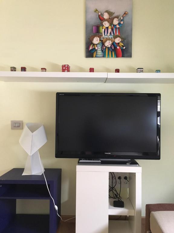 A television and/or entertainment centre at Modern penthouse near the sea