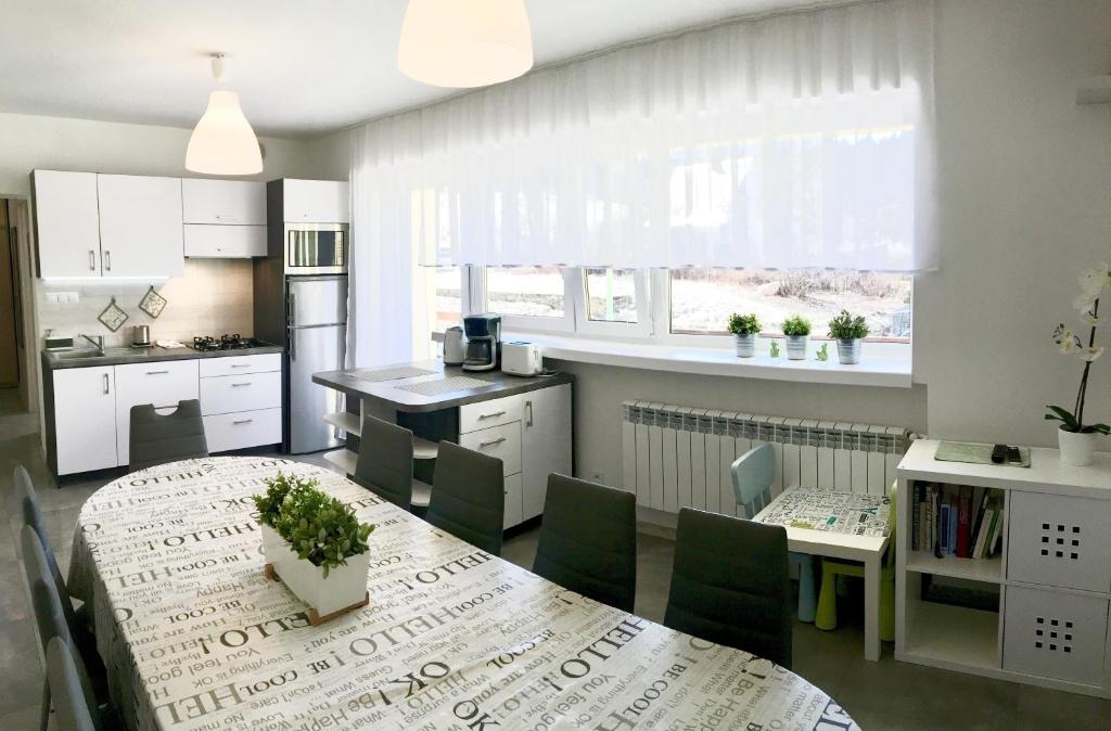 eine Küche und ein Esszimmer mit einem Tisch und Stühlen in der Unterkunft Apartament Melisa in Szklarska Poręba