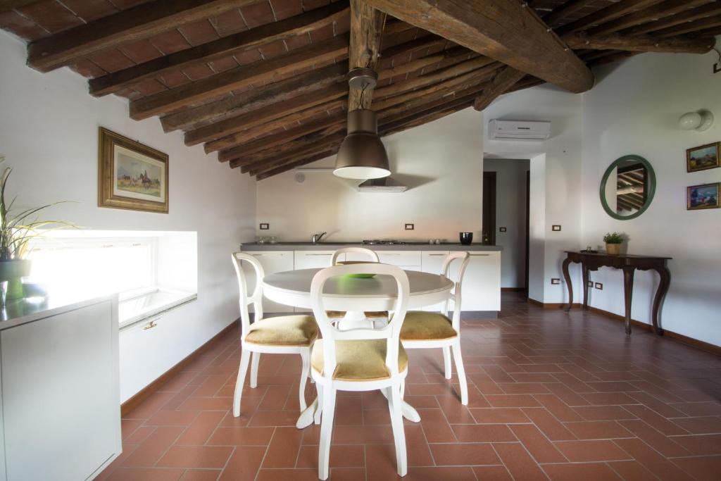 - une cuisine et une salle à manger avec une table et des chaises dans l'établissement Charme con Parcheggio, à Lucques