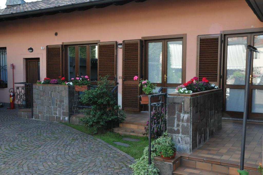 uma casa com caixas de flores no alpendre da frente em 3per3 em Busto Arsizio