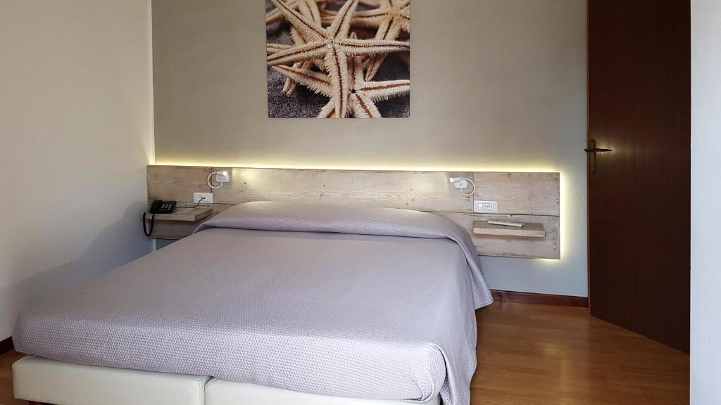 Postel nebo postele na pokoji v ubytování Hotel Carol