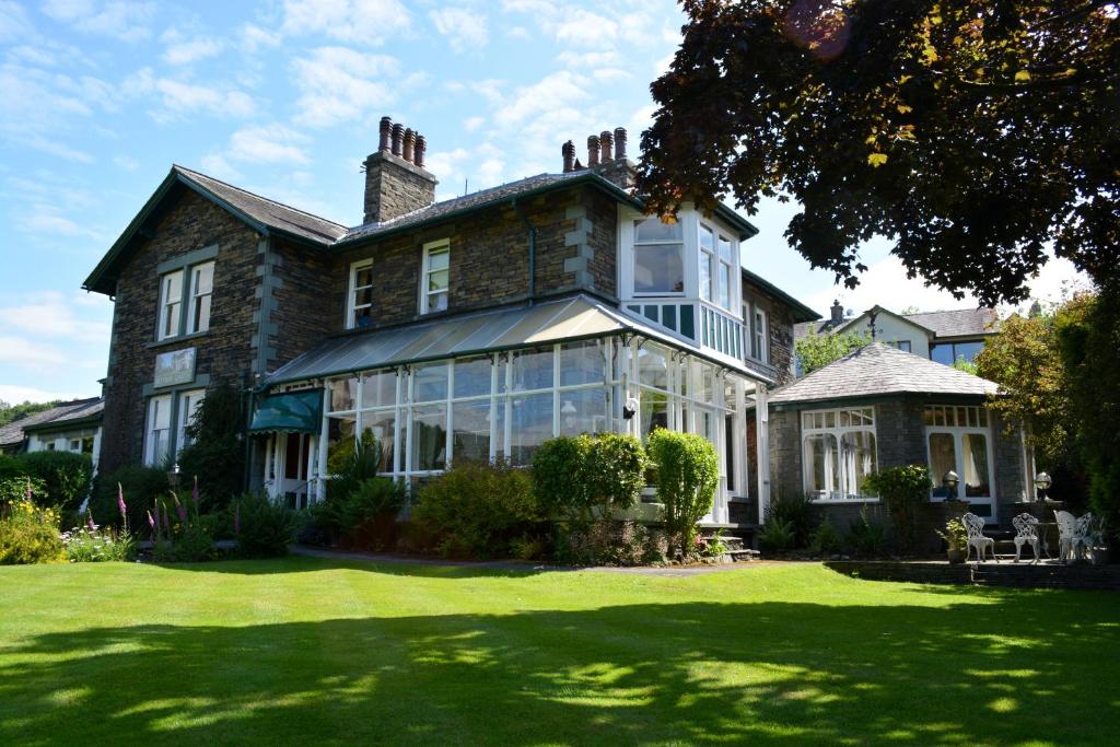 een groot bakstenen huis met een groot raam bij Rothay Garth in Ambleside